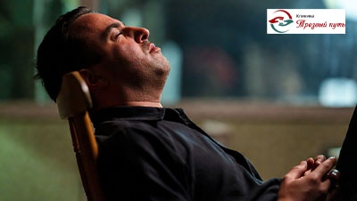 Мужчина курит гашиш